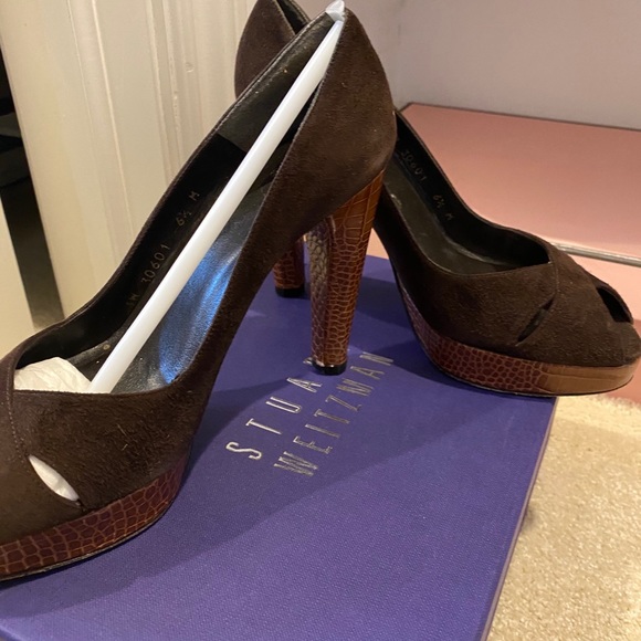 Stuart Weitzman suede and leather peep toe pumps - Picture 2 of 4